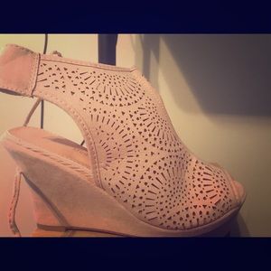 Gorgeous blush peep toe wedges size 5
